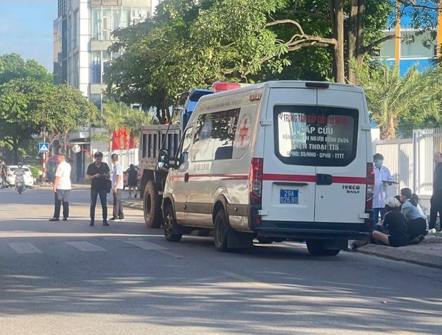 Hà Nội: Xe đạp va chạm xe tải khiến nam sinh lớp 6 tử vong thương tâm - Ảnh 1.