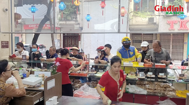 Hà Nội: Người dân xếp hàng chờ mua bánh trung thu truyền thống, có hạn sử dụng ngắn ngày - Ảnh 5.