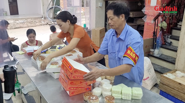 Hà Nội: Người dân xếp hàng chờ mua bánh trung thu truyền thống, có hạn sử dụng ngắn ngày - Ảnh 6.