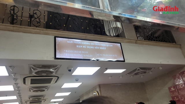 Hà Nội: Người dân xếp hàng chờ mua bánh trung thu truyền thống, có hạn sử dụng ngắn ngày - Ảnh 7.