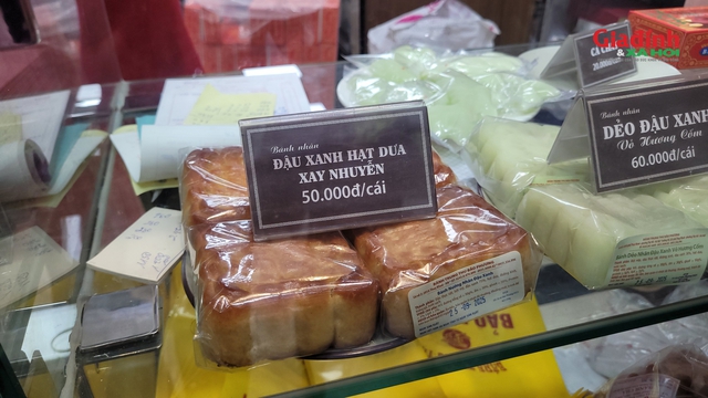 Hà Nội: Người dân xếp hàng chờ mua bánh trung thu truyền thống, có hạn sử dụng ngắn ngày - Ảnh 8.
