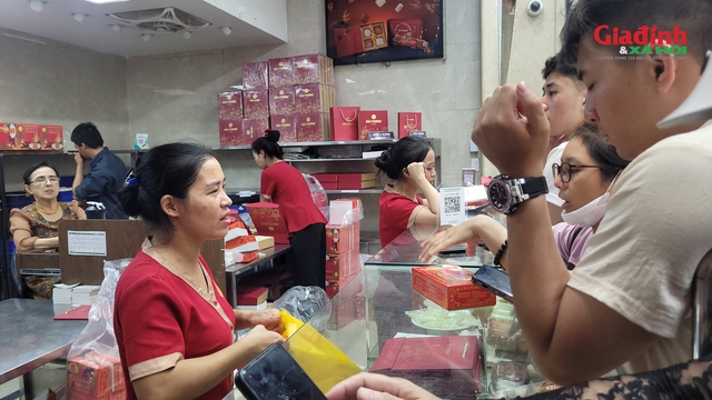 Hà Nội: Người dân xếp hàng chờ mua bánh trung thu truyền thống, có hạn sử dụng ngắn ngày - Ảnh 9.