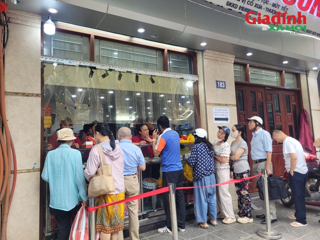 Hà Nội: Người dân xếp hàng chờ mua bánh trung thu truyền thống, có hạn sử dụng ngắn ngày - Ảnh 3.