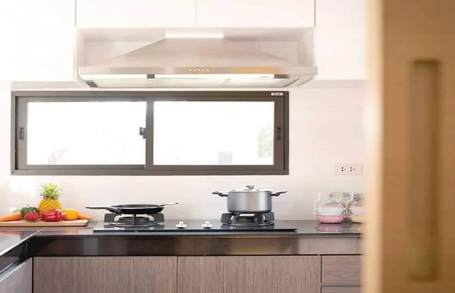 Cửa sổ bếp đối diện bếp phạm phong thủy và cách hóa giải hiệu quả - Ảnh 3.
