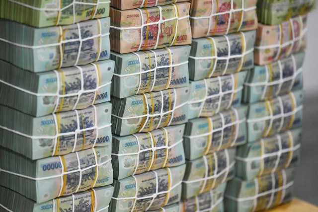Lãi suất tiết kiệm 6 tháng cao nhất tháng 9: Gửi 200 triệu nhận lãi bao nhiêu? - Ảnh 2.