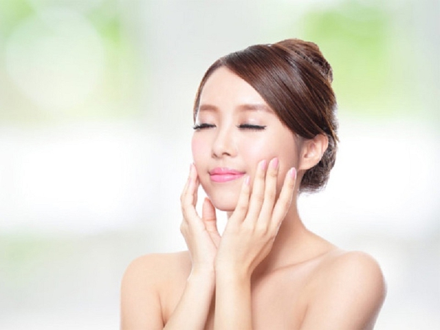 massage-da-mat-giup-cac-duong-chat-tham-sau-vao-trong-da-1758934564517681252450.jpg