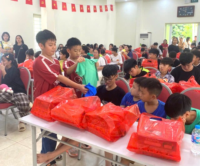 Vòng tay nhân ái: Trung thu ấm áp tại Trung tâm Bảo trợ xã hội số 1 Hà Nội - Ảnh 2.