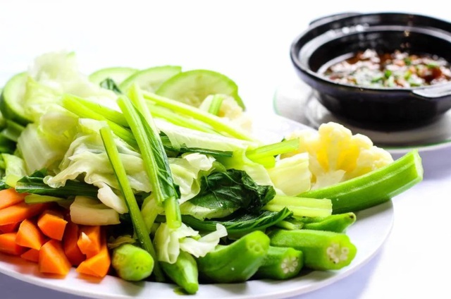 Ăn rau luộc để giảm cân, cô gái 24 tuổi sốc khi biết mình bị biến chứng do viêm tụy cấp - Ảnh 1.