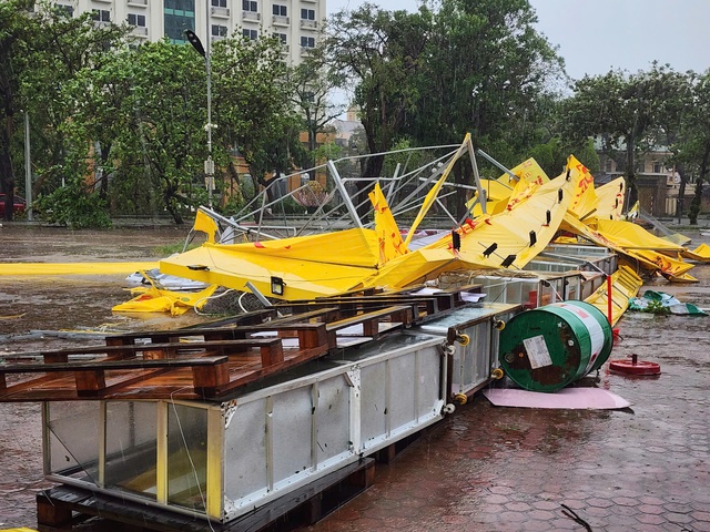 Tin bão mới nhất: Bão số 10 giật cấp 11 quần thảo Nghệ An, Hà Tĩnh, nhiều nhà dân bị tốc mái, mất điện diện rộng - Ảnh 14. Tin bão mới nhất: Bão số 10 giật cấp 11 quần thảo Nghệ An, Hà Tĩnh, nhiều nhà dân bị tốc mái, mất điện diện rộng - Ảnh 14.