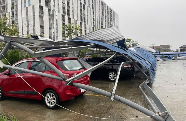 Tin bão mới nhất: Bão số 10 giật cấp 11 quần thảo Nghệ An, Hà Tĩnh, nhiều nhà dân bị tốc mái, mất điện diện rộng - Ảnh 4. Tin bão mới nhất: Bão số 10 giật cấp 11 quần thảo Nghệ An, Hà Tĩnh, nhiều nhà dân bị tốc mái, mất điện diện rộng - Ảnh 4.