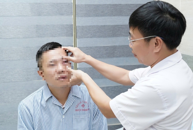 Người đàn ông 33 tuổi phải nhập viện sau khi chơi cầu lông - Ảnh 1.