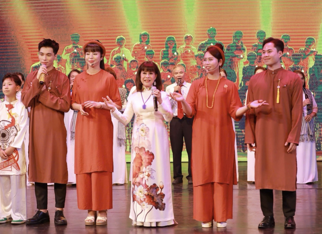 NSND Đức Long chúc mừng Hiền Anh ra mắt album Duyên 7 đầy ý nghĩa - Ảnh 5.