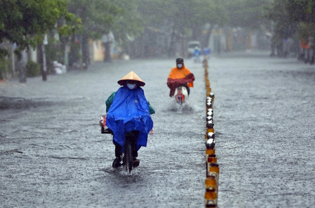 Điểm danh 4 tỉnh thành là vùng mưa lớn nhất hôm nay do ảnh hưởng của hoàn lưu bão số 10 - Ảnh 2.