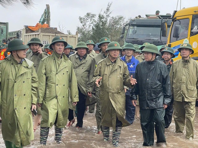 Phó Thủ tướng Trần Hồng Hà kiểm tra khắc phục sự cố kè biển sạt lở Ninh Bình - Ảnh 1.