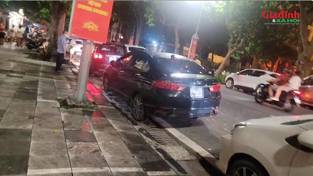 Hà Nội: Gửi ô tô sát trụ sở Thành ủy ngày cuối tuần bị thu 100.000 đồng/lượt không xuất vé- Ảnh 4. Hà Nội: Gửi ô tô sát trụ sở Thành ủy ngày cuối tuần bị thu 100.000 đồng/lượt không xuất vé- Ảnh 4.