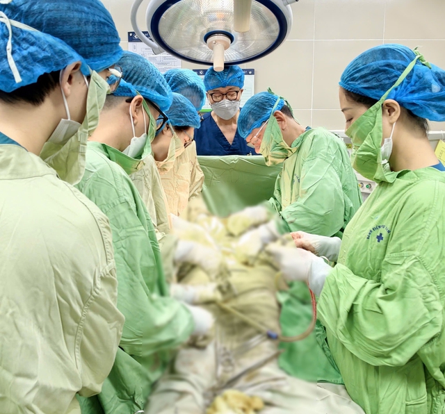 Người phụ nữ 51 tuổi ở Hà Nội có khối u xơ tử cung nặng 3,2kg - Ảnh 1.