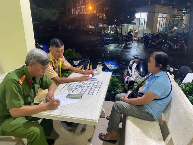 Xác định chất ‘bột lạ’ người phụ nữ rải trên đường ở TPHCM gây xôn xao mạng xã hội - Ảnh 1.