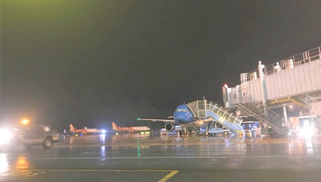 Bão số 10 làm hơn 300 chuyến bay đổi đường bay và gần 100 chuyến bị hủy - Ảnh 1. Bão số 10 làm hơn 300 chuyến bay đổi đường bay và gần 100 chuyến bị hủy - Ảnh 1.