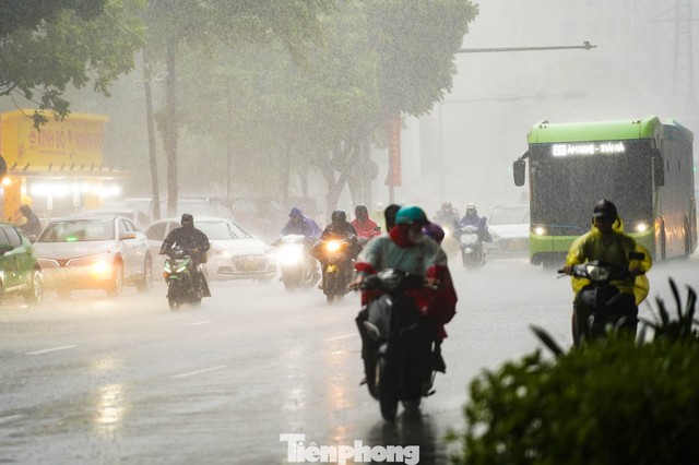 Người dân Hà Nội và miền Bắc còn phải hứng chịu những đợt mưa như trút nước? - Ảnh 2.