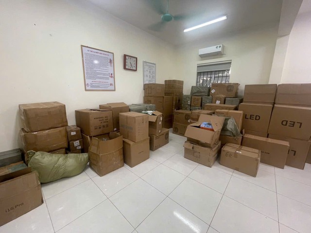 Hà Nội: Phát hiện gần 2.000 sản phẩm điện gia dụng nhập lậu - Ảnh 2. Hà Nội: Phát hiện gần 2.000 sản phẩm điện gia dụng nhập lậu - Ảnh 2.