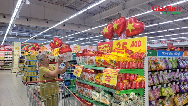 Hà Nội: Doanh thu hàng hóa, dịch vụ tiêu dùng tăng vọt dịp Quốc khánh 2/9 - Ảnh 1. Hà Nội: Doanh thu hàng hóa, dịch vụ tiêu dùng tăng vọt dịp Quốc khánh 2/9 - Ảnh 1.