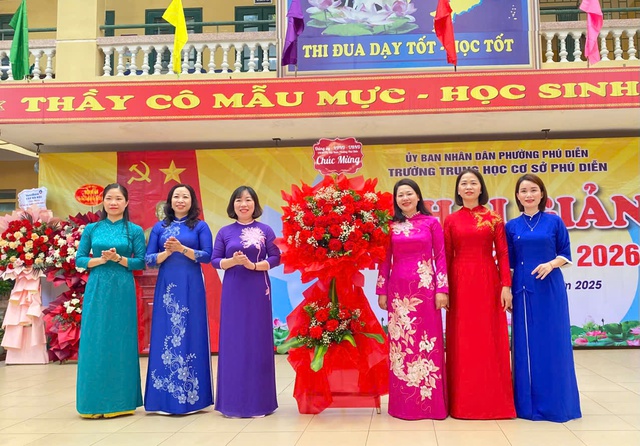 Tiếng trống khai trường ngân vang trên khắp cả nước: Trang nghiêm, mới mẻ và đầy hứng khởi - Ảnh 1. Tiếng trống khai trường ngân vang trên khắp cả nước: Trang nghiêm, mới mẻ và đầy hứng khởi - Ảnh 1.
