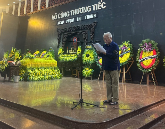 NSND Lê Khanh khóc nghẹn ngào trong lễ tang NSND PHạm Thị Thành - Ảnh 3.