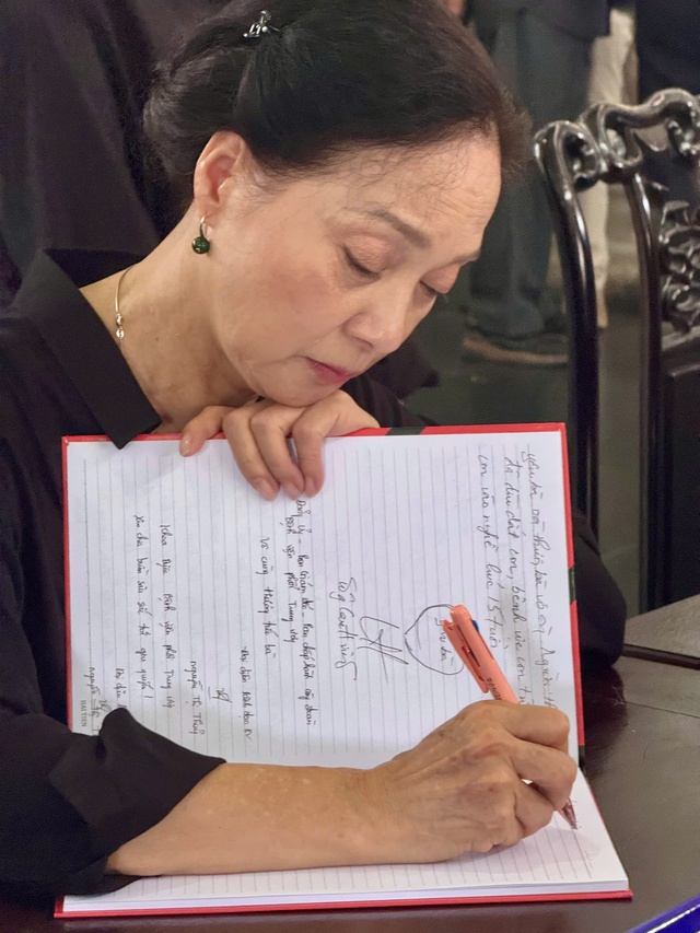 NSND Lê Khanh khóc nghẹn ngào trong lễ tang NSND PHạm Thị Thành - Ảnh 2.