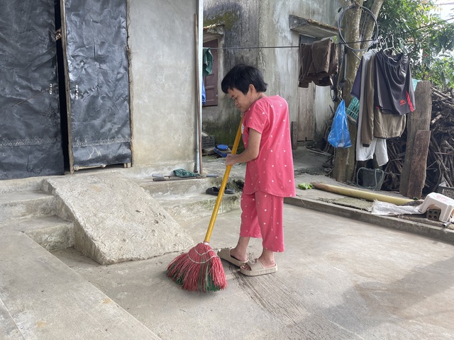 Người đ&agrave;n &ocirc;ng c&oacute; khối u khổng lồ đau x&oacute;t nh&igrave;n vợ con lay lắt v&igrave; bệnh tật - Ảnh 5.