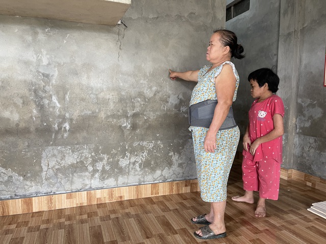 Người đ&agrave;n &ocirc;ng c&oacute; khối u khổng lồ đau x&oacute;t nh&igrave;n vợ con lay lắt v&igrave; bệnh tật - Ảnh 6.