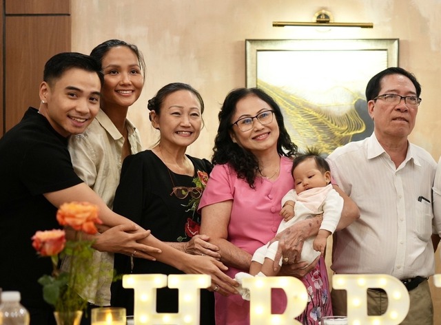 Bố chồng H'Hen Niê gây chú ý - Ảnh 3. Bố chồng H'Hen Niê gây chú ý - Ảnh 3.