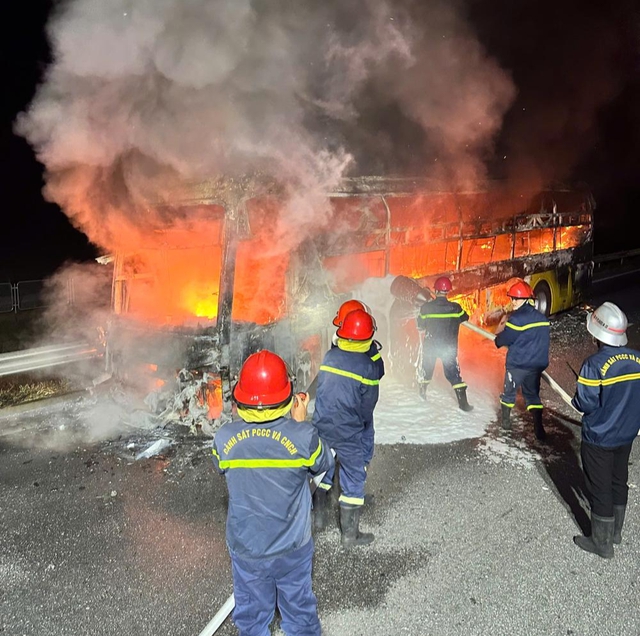 Xe giường nằm cháy rụi trên cao tốc - Ảnh 1. Xe giường nằm cháy rụi trên cao tốc - Ảnh 1.