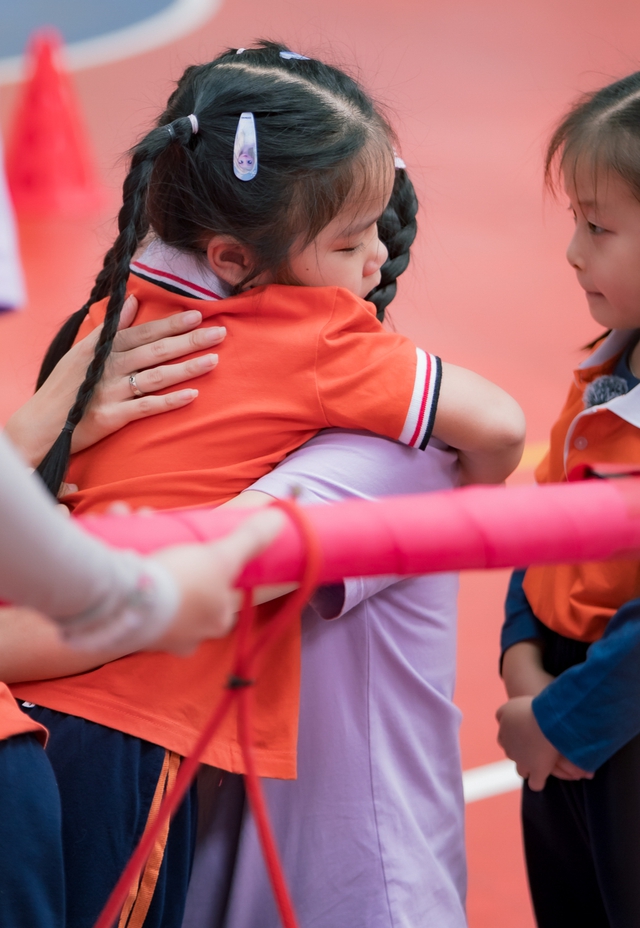 Con g&aacute;i Khắc Việt &ograve;a kh&oacute;c nức nở khi chơi gameshow - Ảnh 3.