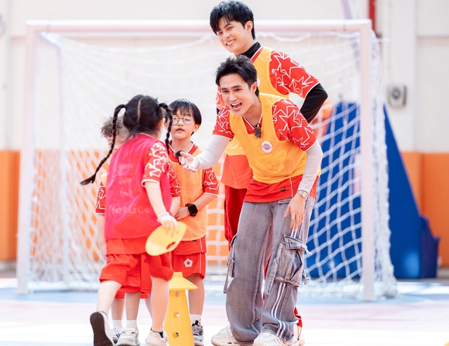 Con g&aacute;i Khắc Việt &ograve;a kh&oacute;c nức nở khi chơi gameshow - Ảnh 4.