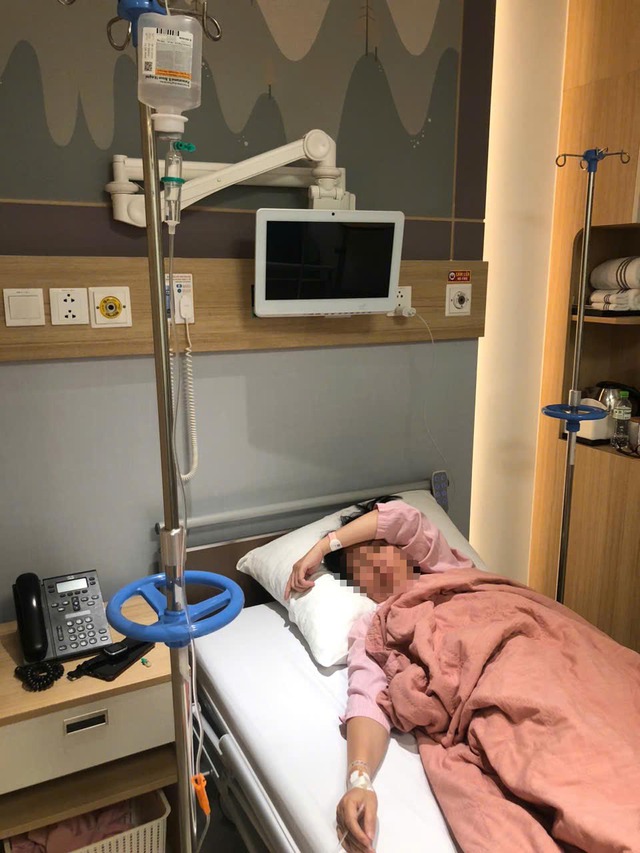 C&ocirc;ng an triệu tập người phụ nữ t&uacute;m t&oacute;c, h&agrave;nh hung h&agrave;ng x&oacute;m tại h&agrave;nh lang chung cư H&agrave; Nội - Ảnh 3.