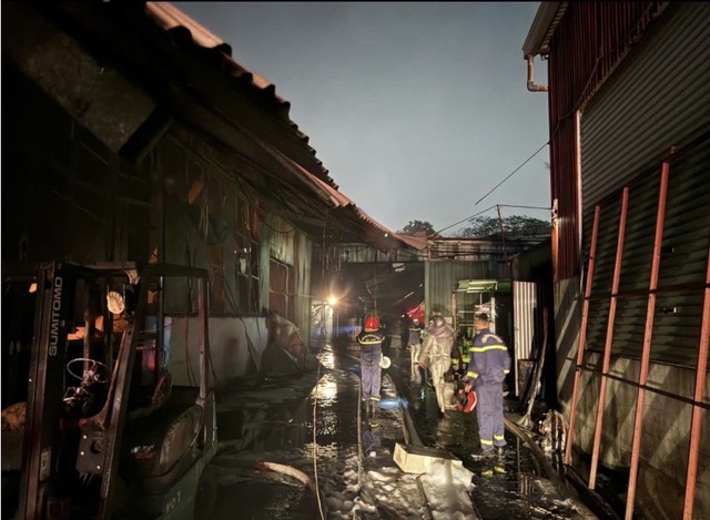 Hà Nội: Xe Robot 'tham chiến', dập tắt vụ cháy kho xưởng rộng 2.000m² tại Đan Phượng - Ảnh 2. Hà Nội: Xe Robot 'tham chiến', dập tắt vụ cháy kho xưởng rộng 2.000m² tại Đan Phượng - Ảnh 2.