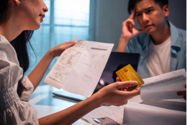 Tiết kiệm 17 triệu/th&aacute;ng vẫn bị chồng ch&igrave; chiết, ngồi bấm m&aacute;y t&iacute;nh, cộng dồn từng khoản để kiểm tra - Ảnh 1.