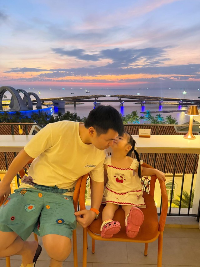 Đỗ Mỹ Linh v&agrave; chồng doanh nh&acirc;n khoe khoảnh khắc đ&aacute;ng y&ecirc;u b&ecirc;n con g&aacute;i Titi - Ảnh 1.