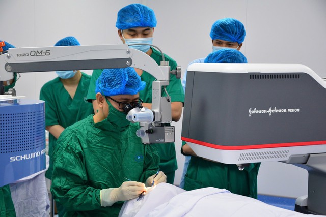  TP.HCM: Triển khai th&agrave;nh c&ocirc;ng kỹ thuật x&oacute;a cận thế hệ mới cho những bệnh nh&acirc;n đầu ti&ecirc;n - Ảnh 1.