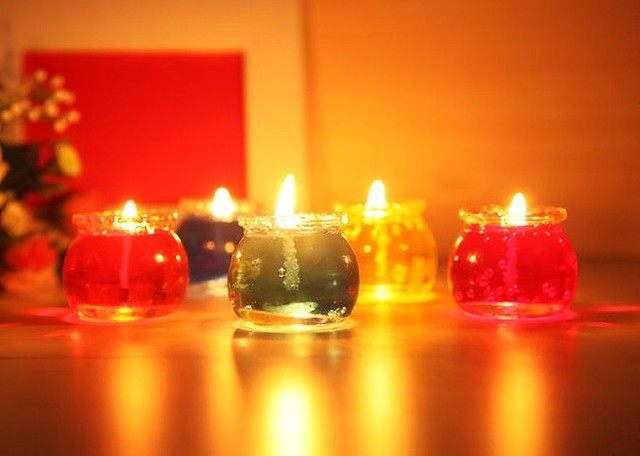 C&aacute;ch sắp xếp đ&egrave;n v&agrave; nến tr&ecirc;n b&agrave;n thờ mang đại lợi dịp Tết - Ảnh 2.