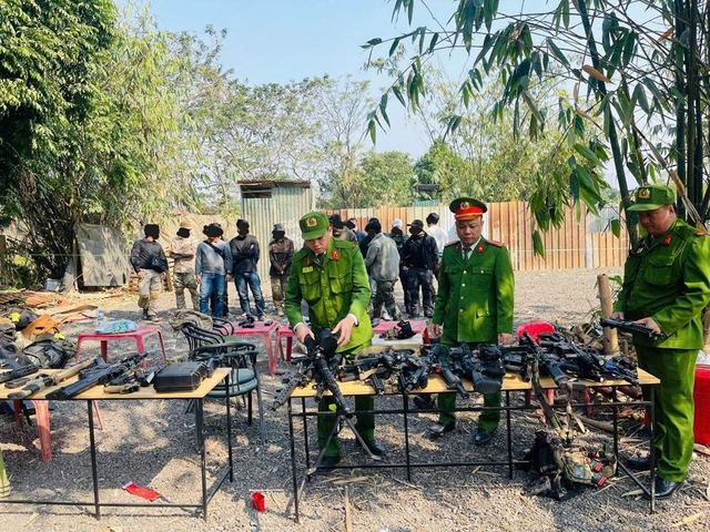 Sử dụng dụng cụ giống s&uacute;ng chơi &ldquo;đ&aacute;nh trận giả&rdquo;, nh&oacute;m thanh ni&ecirc;n bị xử l&yacute; - Ảnh 1.