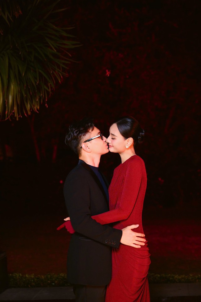 Vợ chồng Hồ Ngọc H&agrave; - Kim L&yacute; ch&uacute;c mừng 11 năm ng&agrave;y cưới của L&ecirc; Th&uacute;y - Ảnh 5.