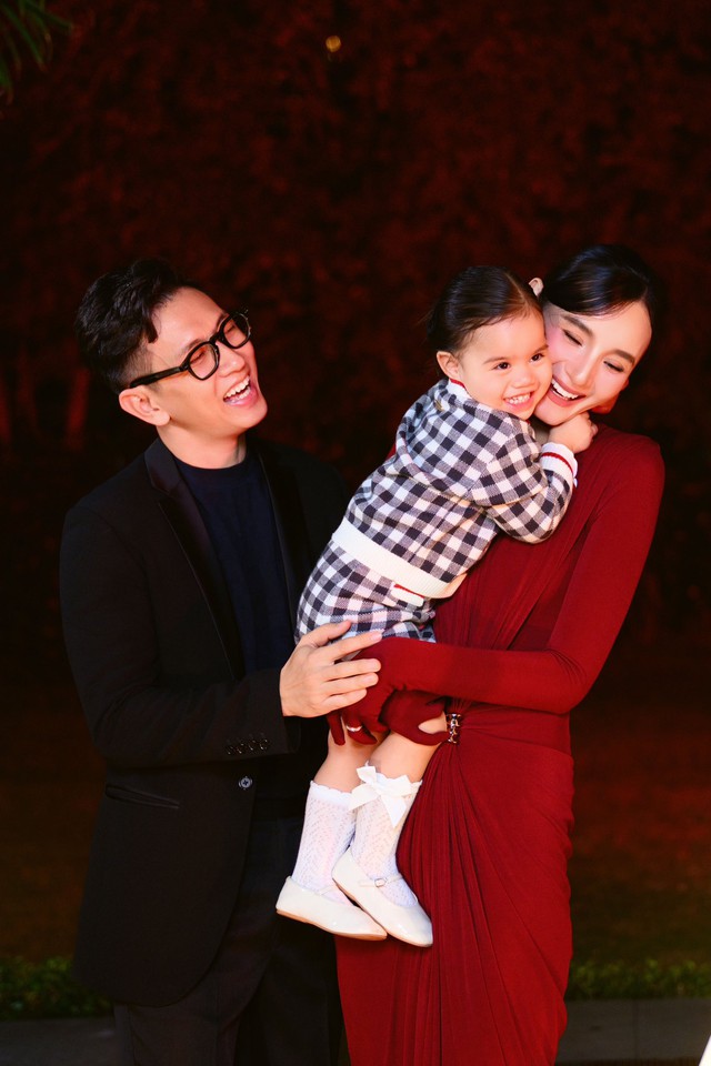 Vợ chồng Hồ Ngọc H&agrave; - Kim L&yacute; ch&uacute;c mừng 11 năm ng&agrave;y cưới của L&ecirc; Th&uacute;y - Ảnh 9.