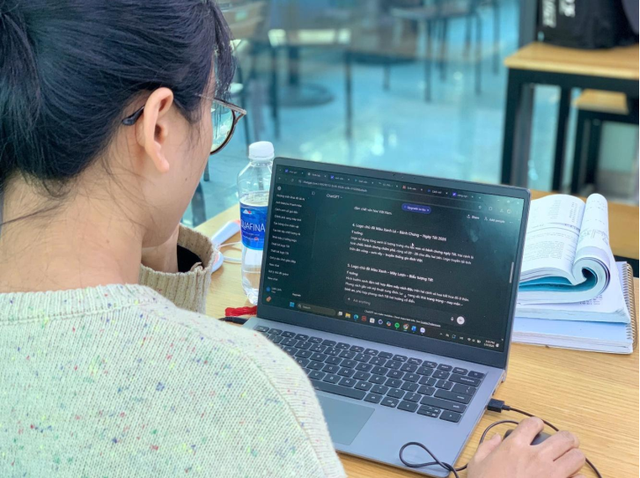 Sinh vi&ecirc;n &aacute;p dụng c&ocirc;ng nghệ AI trong gi&aacute;o dục v&agrave; những hệ lụy cần lưu &yacute; - Ảnh 1.