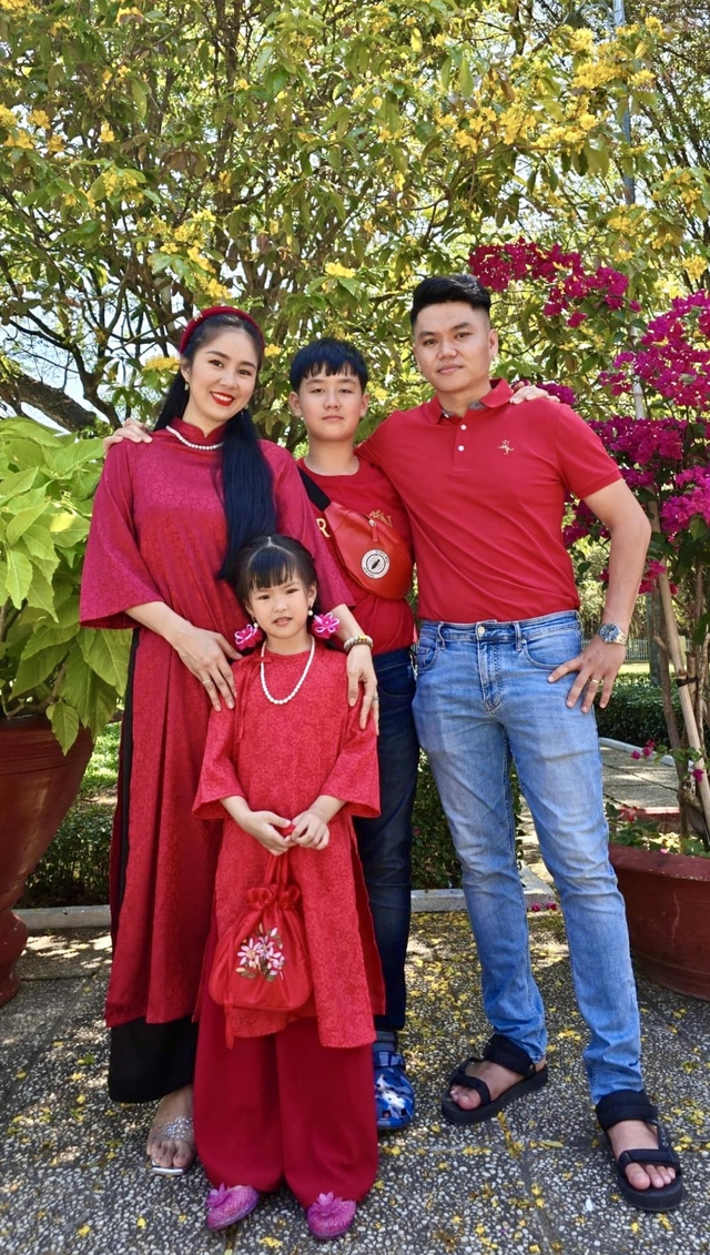 L&ecirc; Phương nhận giải thưởng Ng&ocirc;i sao xanh , chồng k&eacute;m tuổi Trung Ki&ecirc;n ch&uacute;c mừng - Ảnh 4.