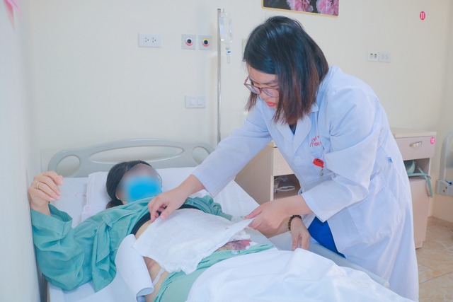 Người phụ nữ 49 tuổi nguy kịch sau h&uacute;t mỡ bụng tại một ph&ograve;ng kh&aacute;m tư nh&acirc;n: B&aacute;c sĩ cảnh b&aacute;o nguy cơ l&agrave;m đẹp cuối năm tại c&aacute;c cơ sở thiếu an to&agrave;n   - Ảnh 2.