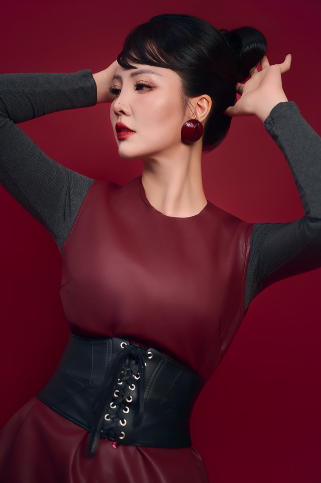 BTV Thụy V&acirc;n g&acirc;y sốc với kh&aacute;n giả trong diện mạo mới - Ảnh 5.