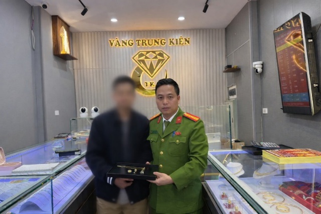 H&agrave; Nội: Sinh vi&ecirc;n 19 tuổi bị lừa đảo qua điện thọai , lấy trộm v&agrave;ng của gia đ&igrave;nh - Ảnh 1.