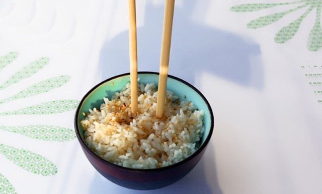 Một số ki&ecirc;ng kỵ trong m&acirc;m cơm của người Việt - Ảnh 2.