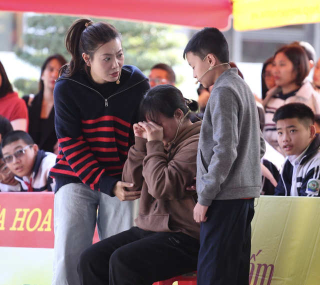 Vợ chồng son Đ&igrave;nh T&uacute; Ngọc Huyền g&acirc;y ch&uacute; &yacute; ở Hải Ph&ograve;ng - Ảnh 5.